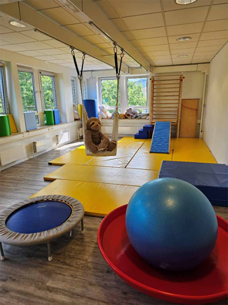 Stofftier im Bewegungsraum Stofftier im Bewegungsraum